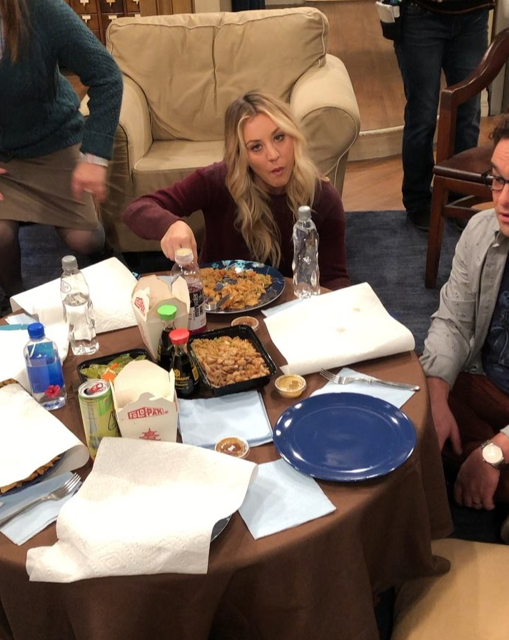 Kaley-Cuoco-snacking-on-set