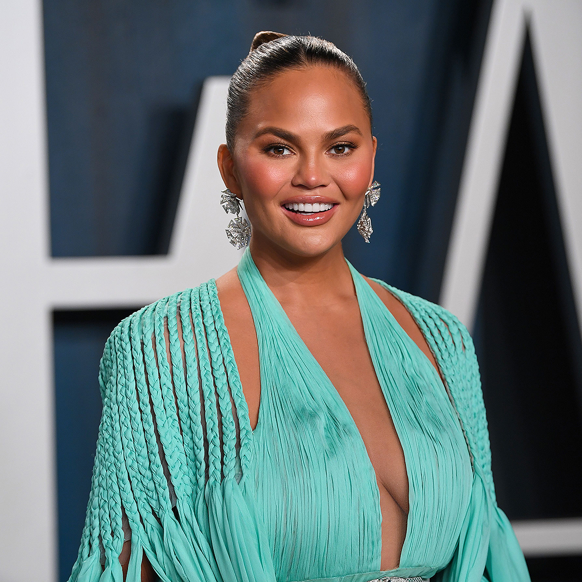 chrissy-teigen-glow