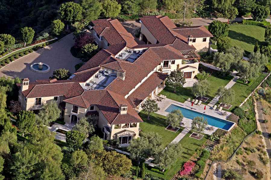 Prince Harry Meghan Markle Are Living in Tyler Perry Los Angeles Mansion Amid Quarantine