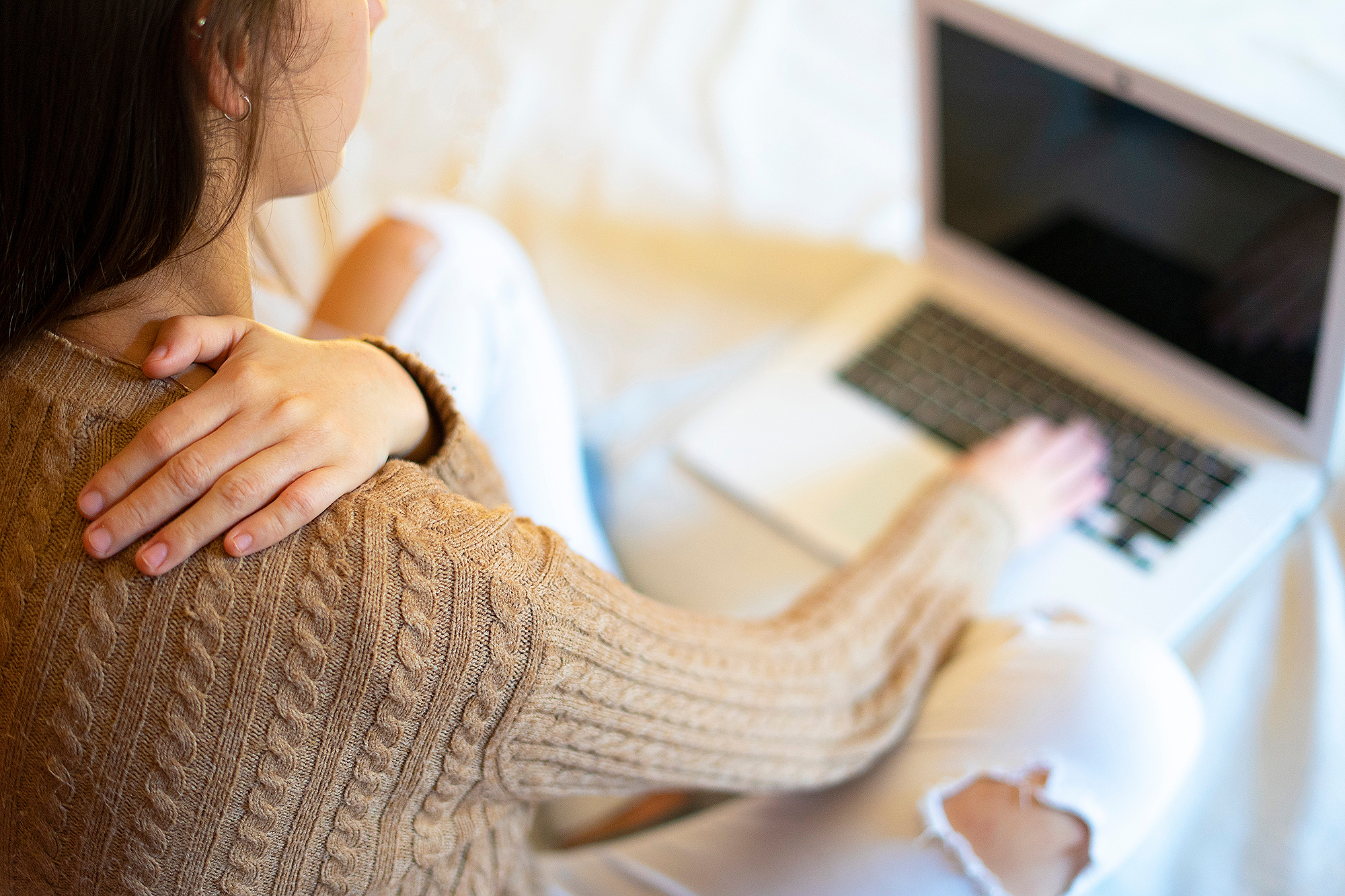 woman-shoulder-pain