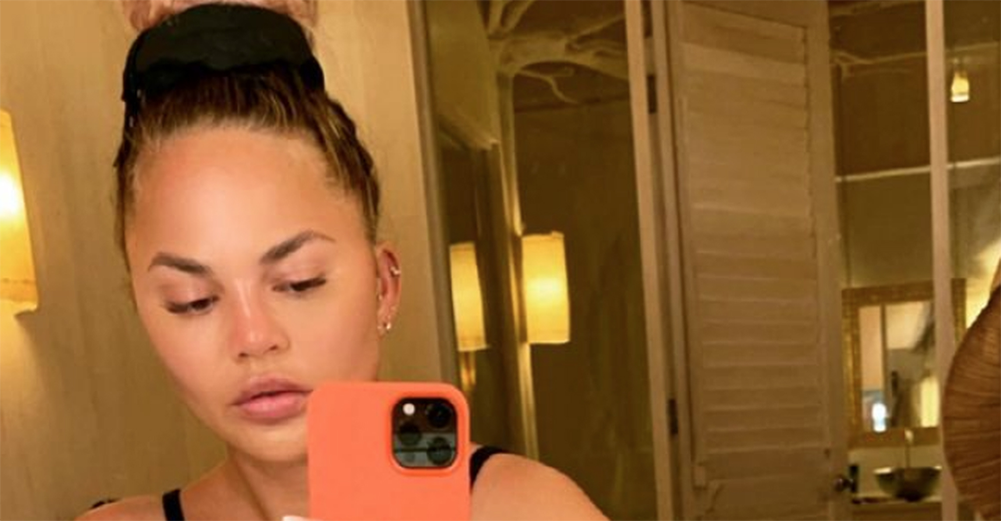 chrissy-teigen-alo-leggings