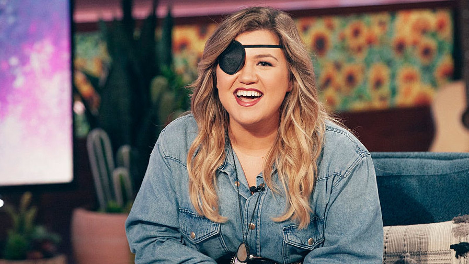 Kelly Clarkson Wearing Eye Patch on Her Talk Show