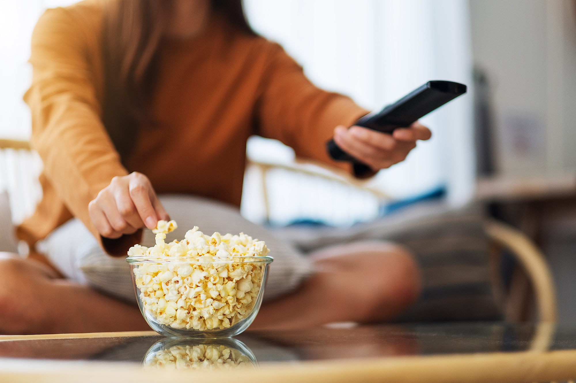 eating-tv-bored-popcorn-snack