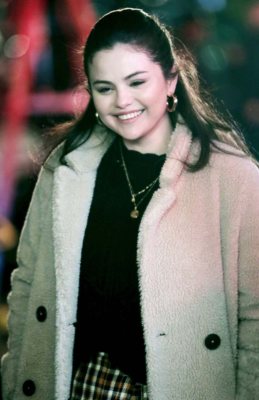 Loving Life Selena Gomez On Set Smiling Hot Pics