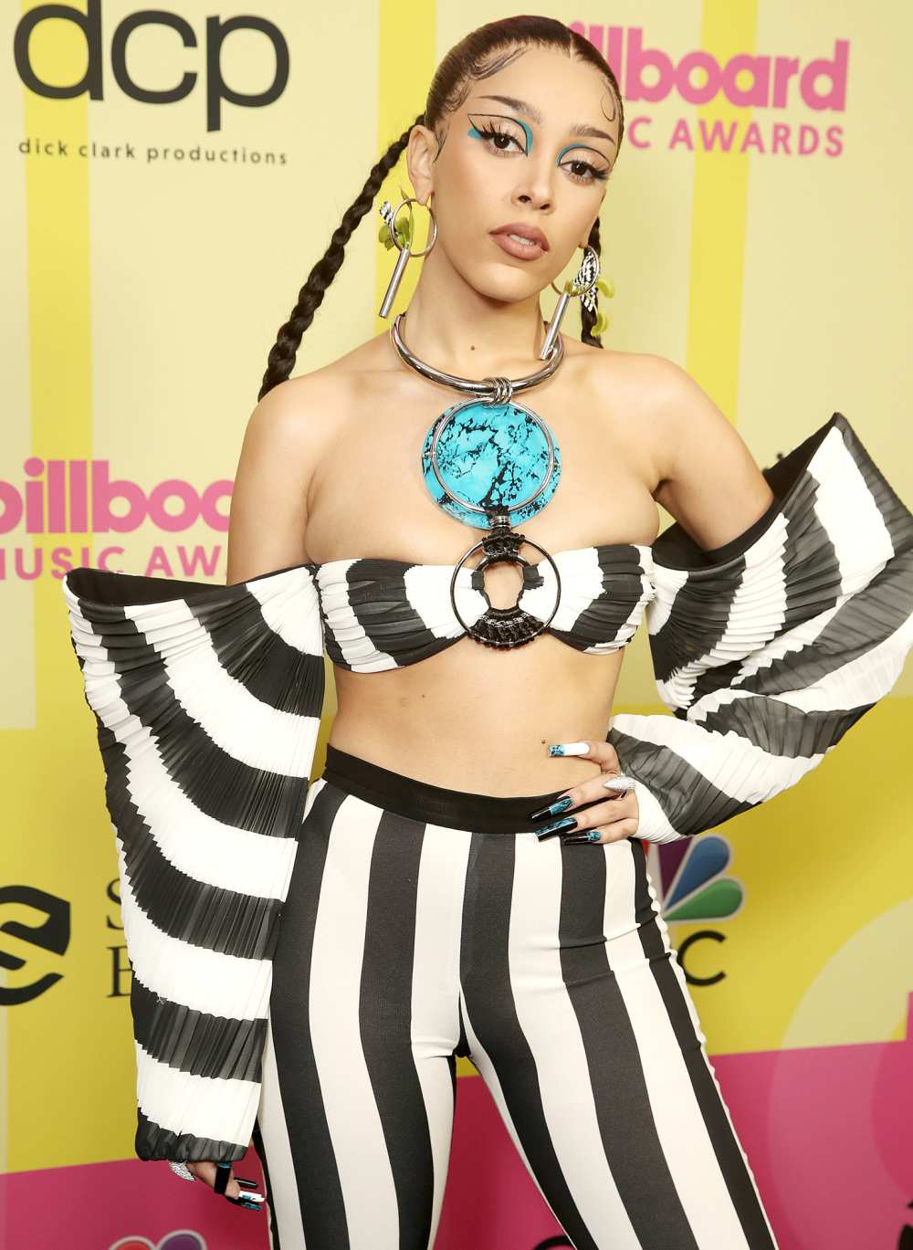 Doja Cat Futuristic Braid Graphic Makeup Won 2021 Billboard Music Awards