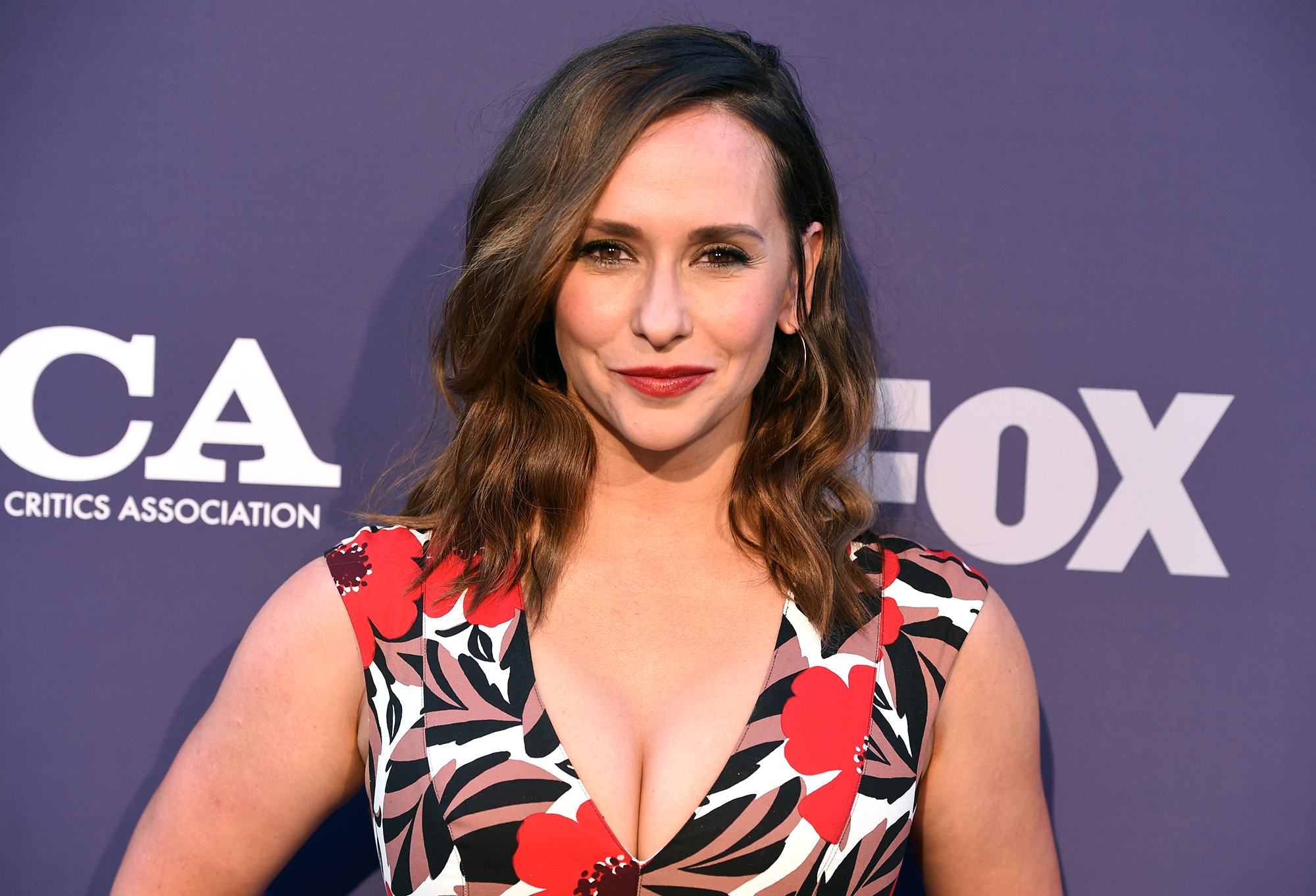 Jennifer Love Hewitt Shows Baby Bump Days After Announcing Pregnancy: 'Hot Bump Summer!'