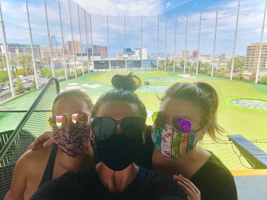 Kelly Clarkson Takes Las Vegas Girls' Trip Amid Divorce: 'I Dare You to Have a Better Time Than Me'