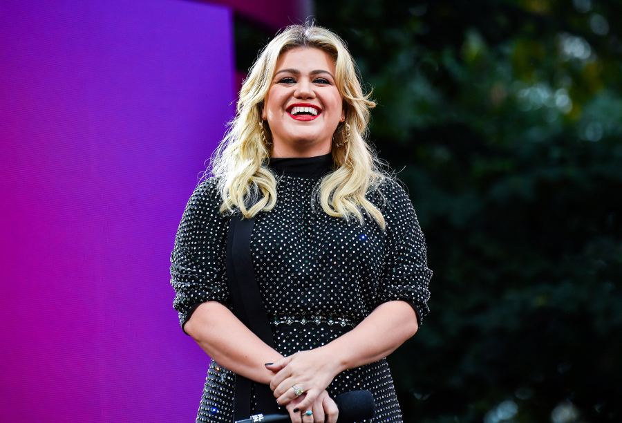 Kelly Clarkson Takes Las Vegas Girls' Trip Amid Divorce: 'I Dare You to Have a Better Time Than Me'