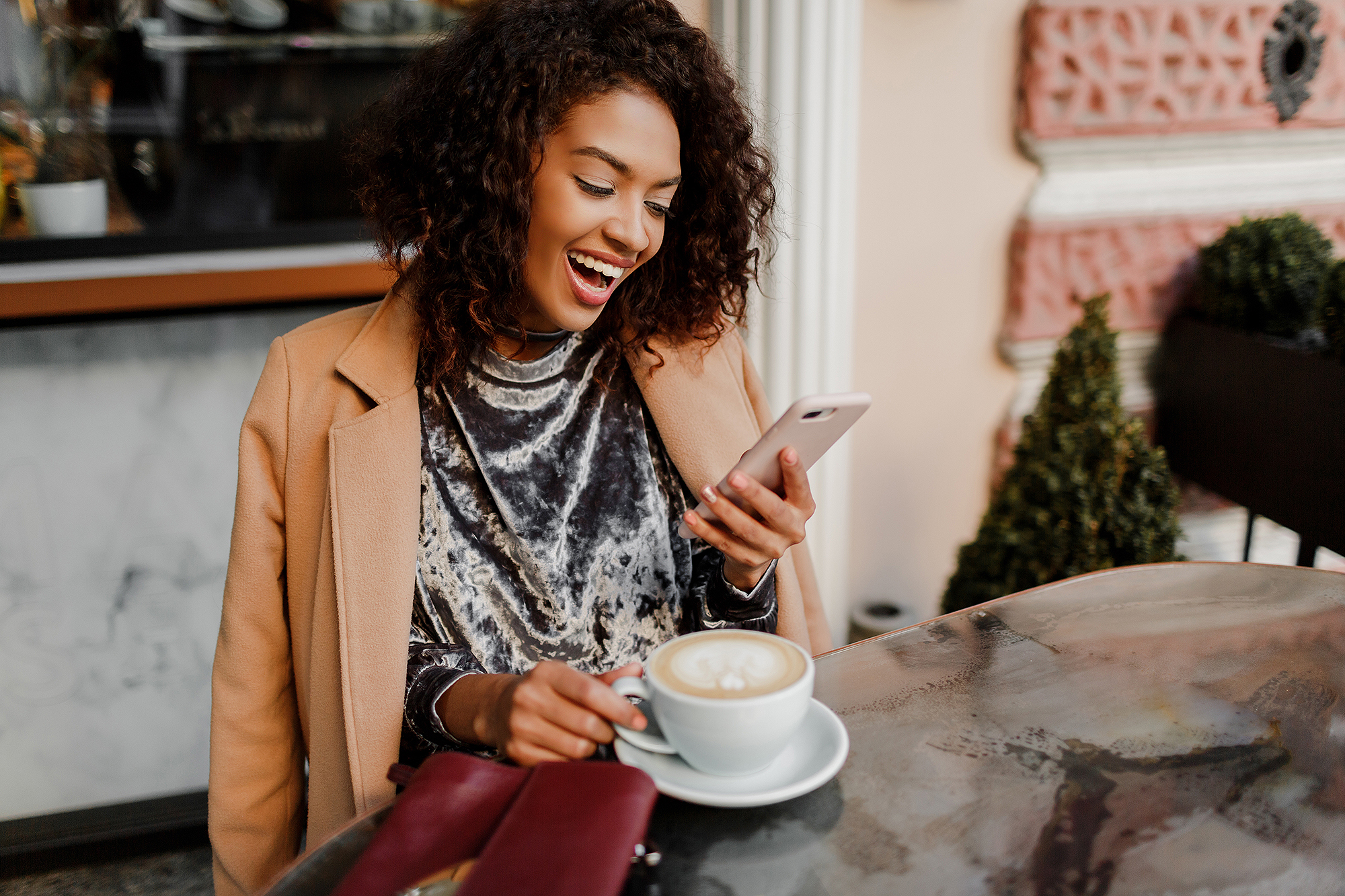 fall-fashion-woman-cafe