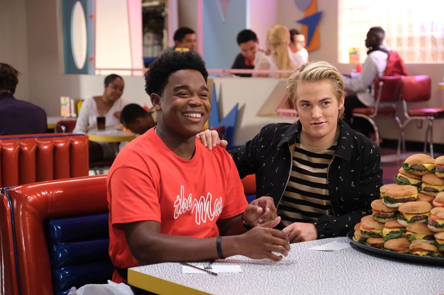 They're Back! 'Saved by the Bell' OG Cast Reunites in 1st Season 2 Photos