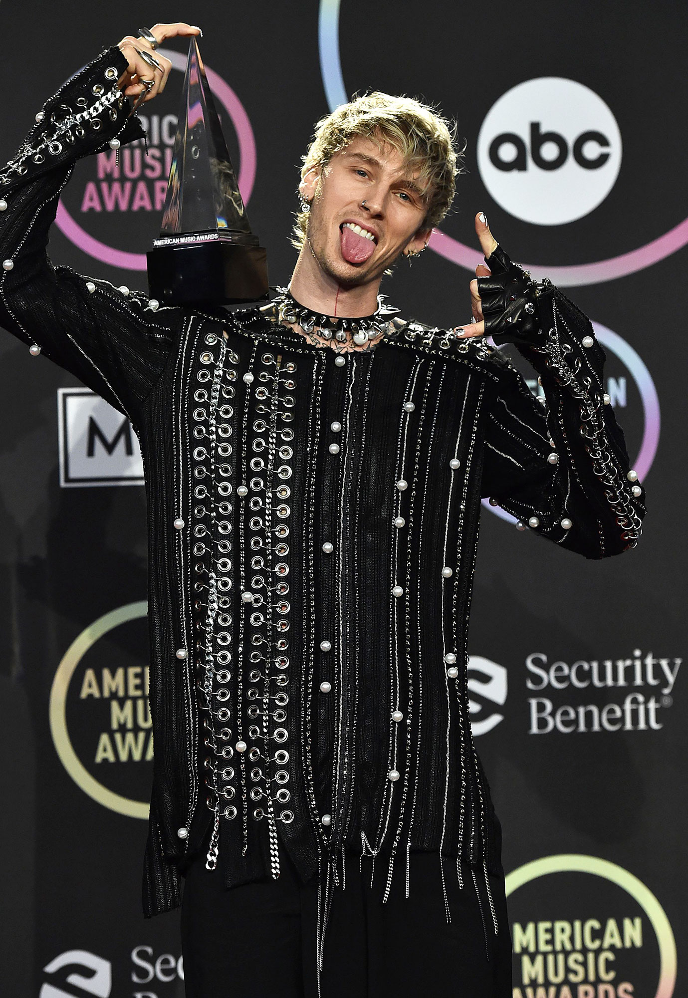 Jeopardy Contestants Have No Idea Who Machine Gun Kelly Is