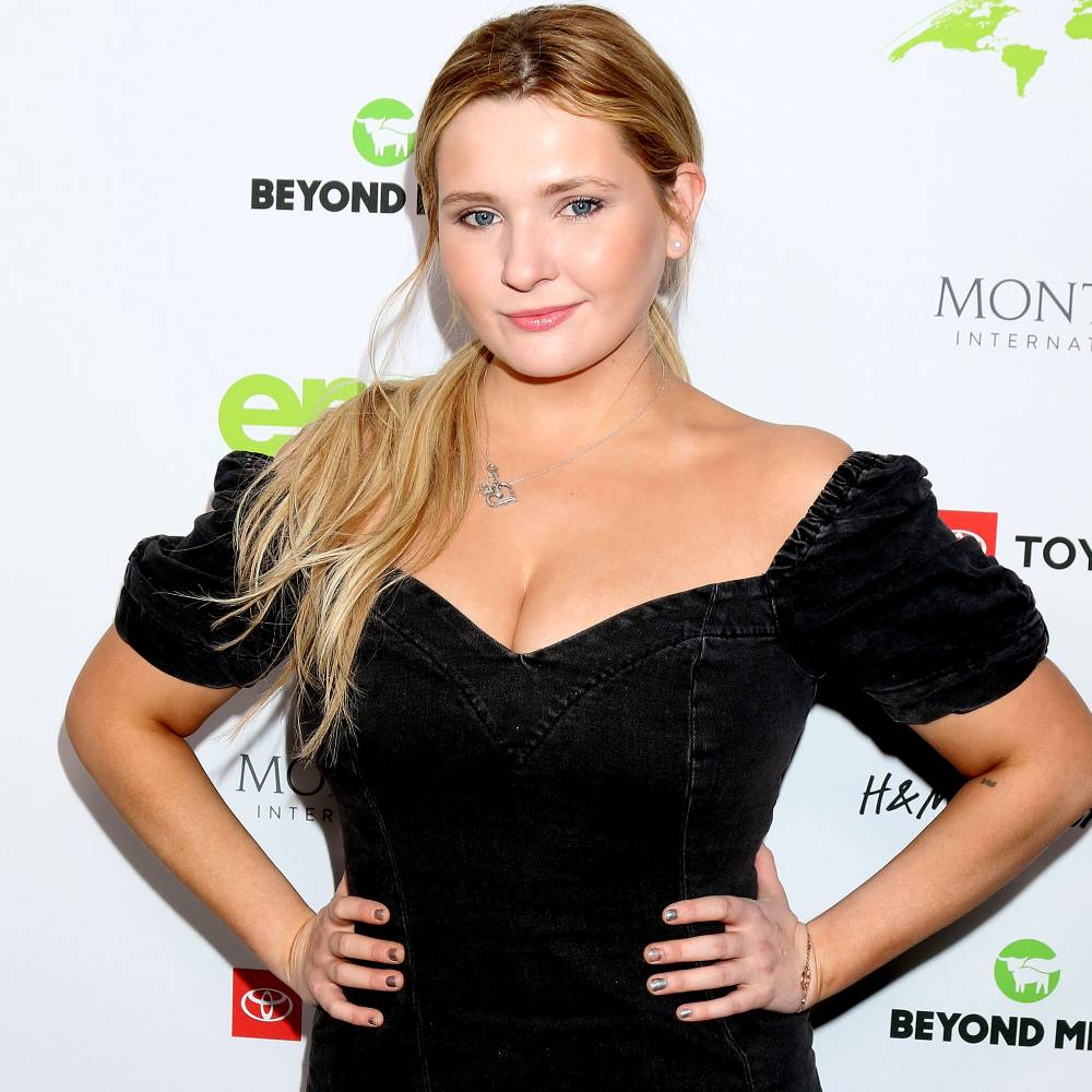 Abigail Breslin Slams Troll Who Mocks Her for Wearing a Mask Amid Dad's Death