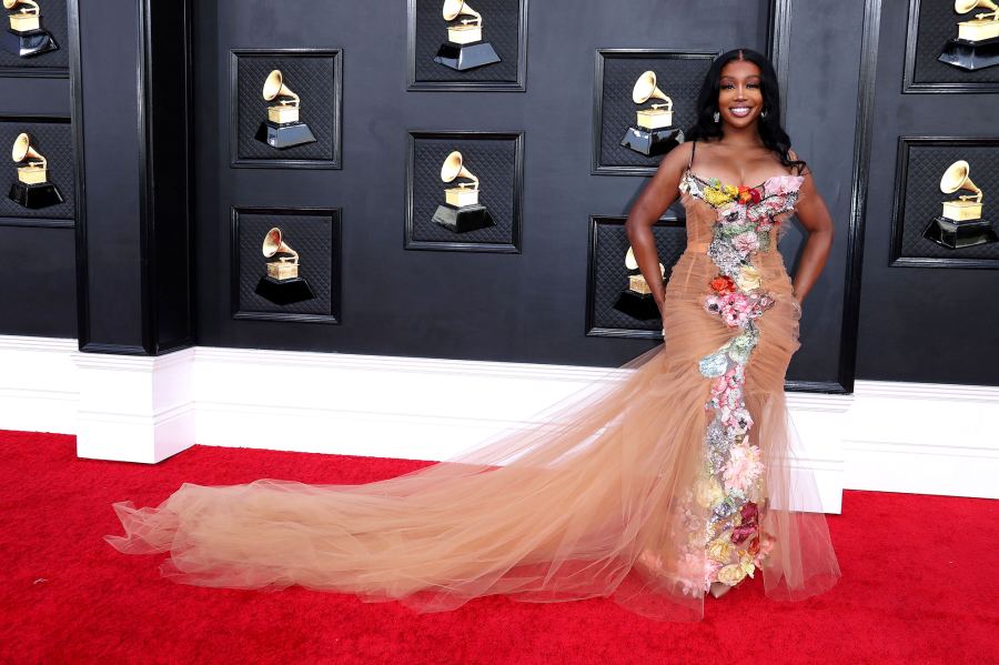 SZA Red Carpet Arrival Grammys 2022