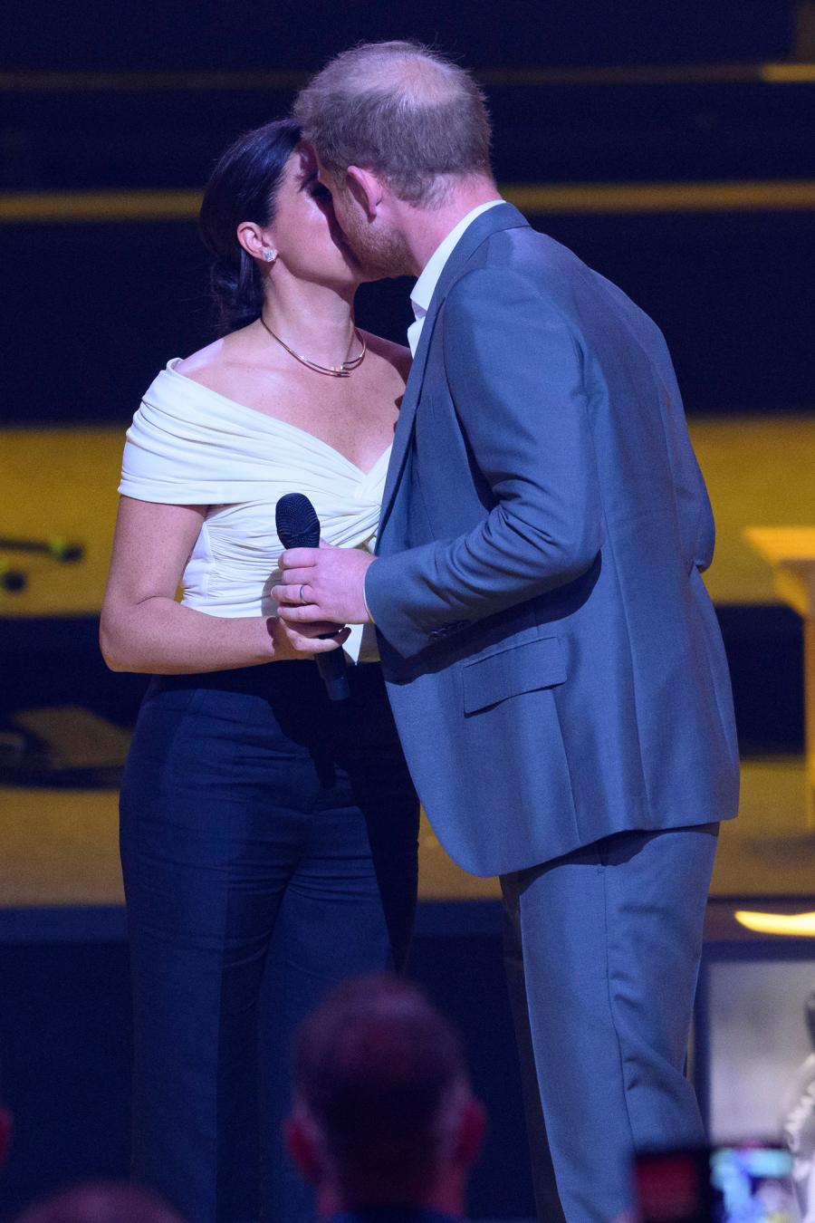 Royal PDA! Meghan and Harry Kiss at Invictus Games 2022: Photos