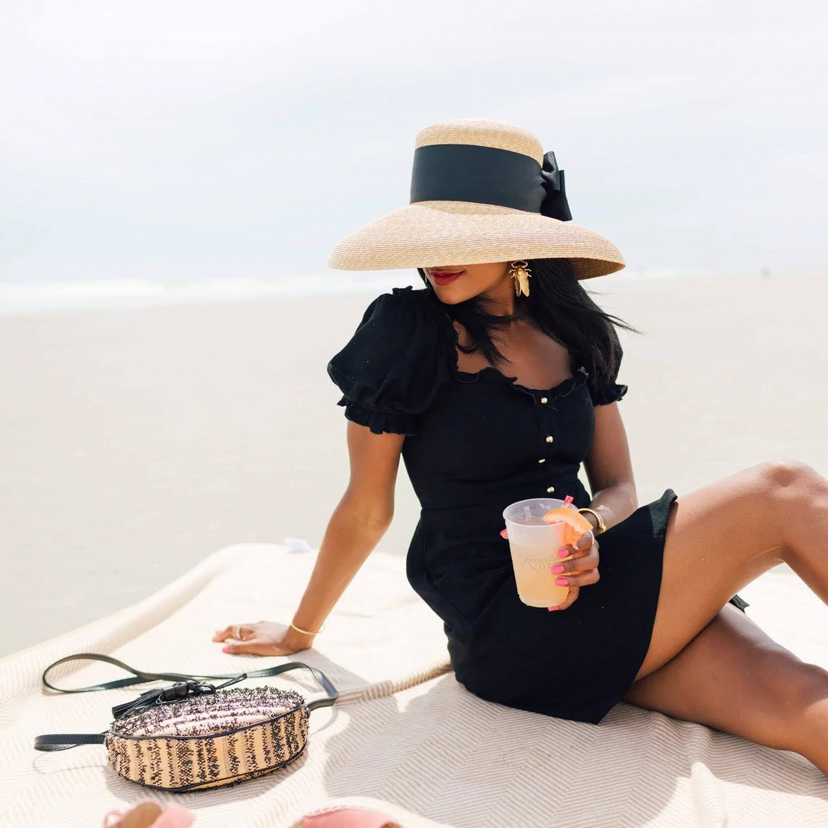wide-brimmed hat