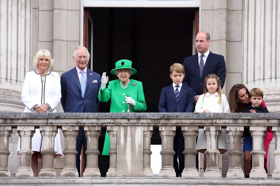 Queen Elizabeth II Makes Final Balcony Appearance After Trooping the Colour ‘Discomfort’: Photos