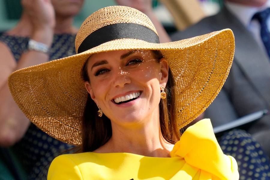 Kate Middleton Sits Near Tom Cruise at Wimbledon Women's Finals Before Presenting Trophies to Players: Photos