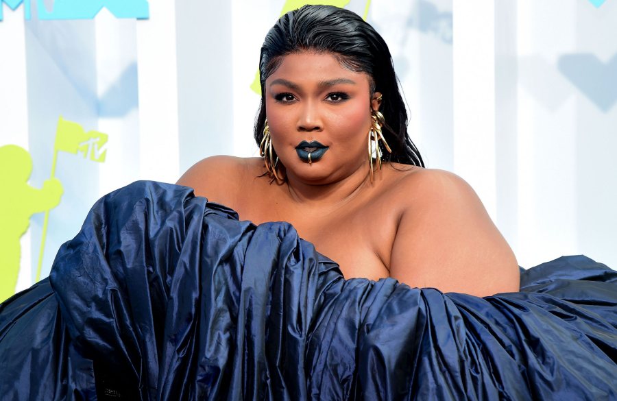 Red Carpet MTV Movie TV Awards 2022 Slay! Lizzo Wears Blue Eyeliner as Lipstick at the VMAs