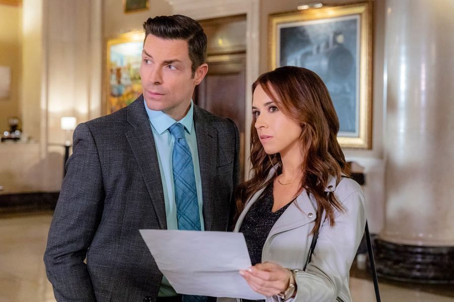 A Guide (and Unofficial Ranking) to All of Lacey Chabert’s Hallmark Movies and Franchises -- CM_APuzzletoDieFor_0294_RT