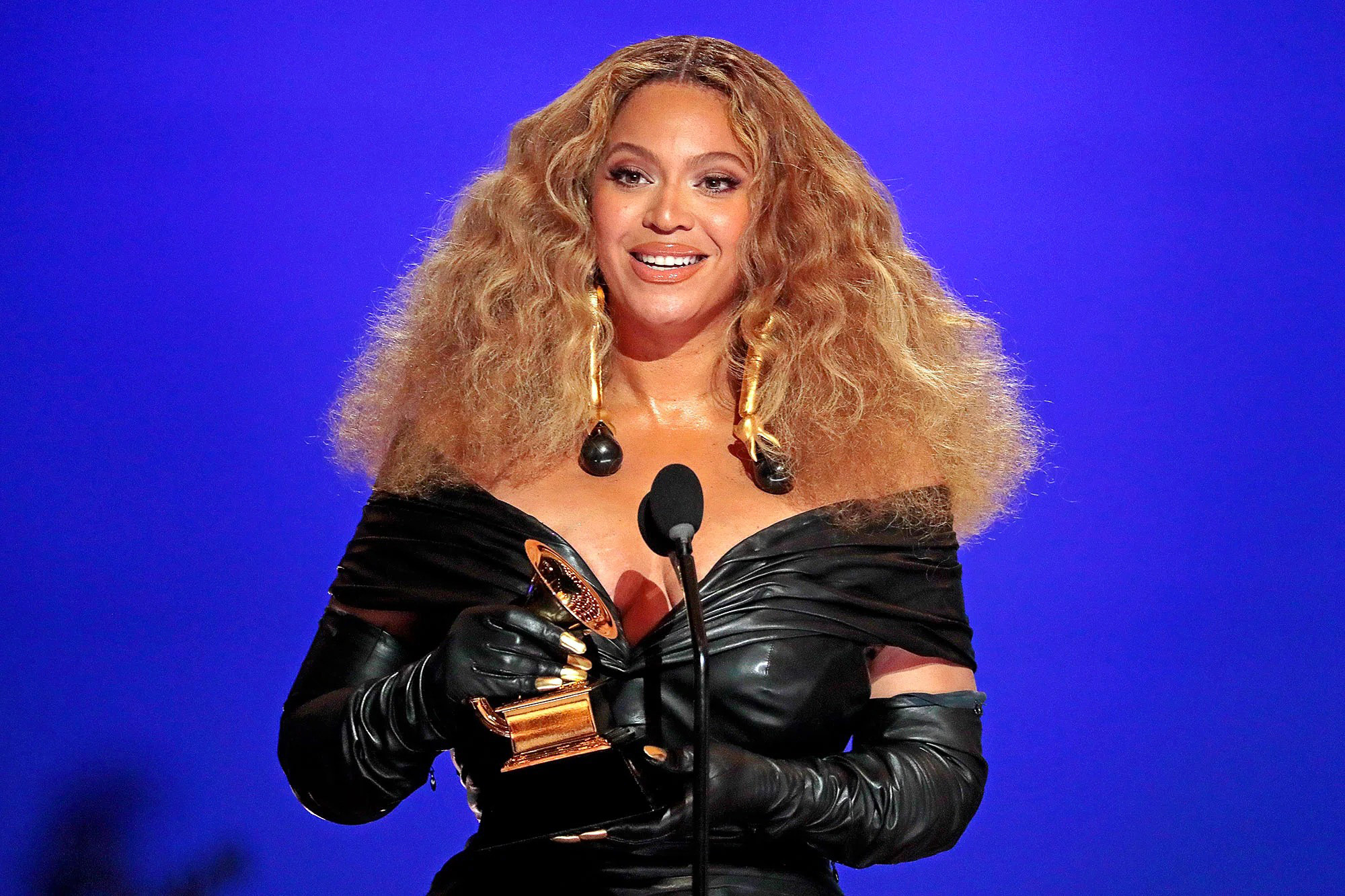 All the Details on Beyoncé’s Dubai Performance Outfit - 274
