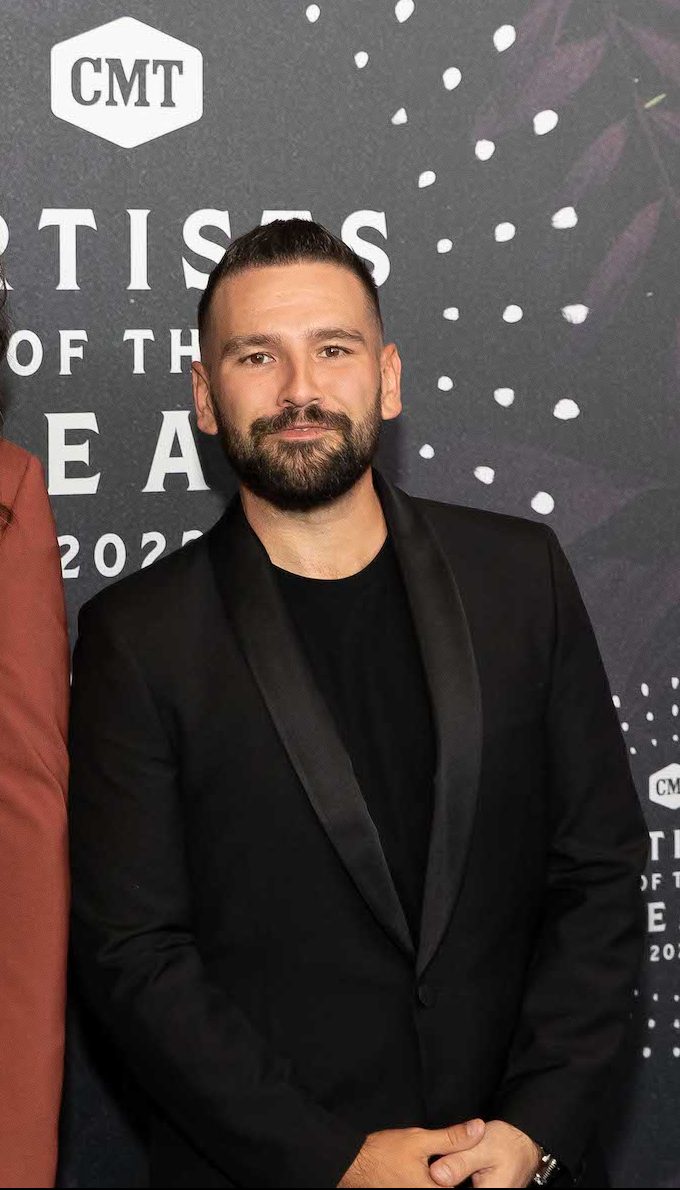 Dan + Shay's Shay Mooney Shows Off 50-Lb Weight Transformation: Pics