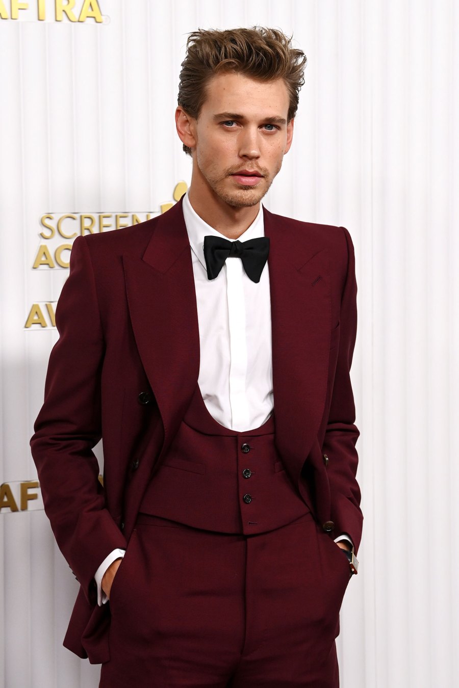 Austin Butler Walks 2023 SAG Awards Red Carpet Solo Amid Kaia Gerber Romance