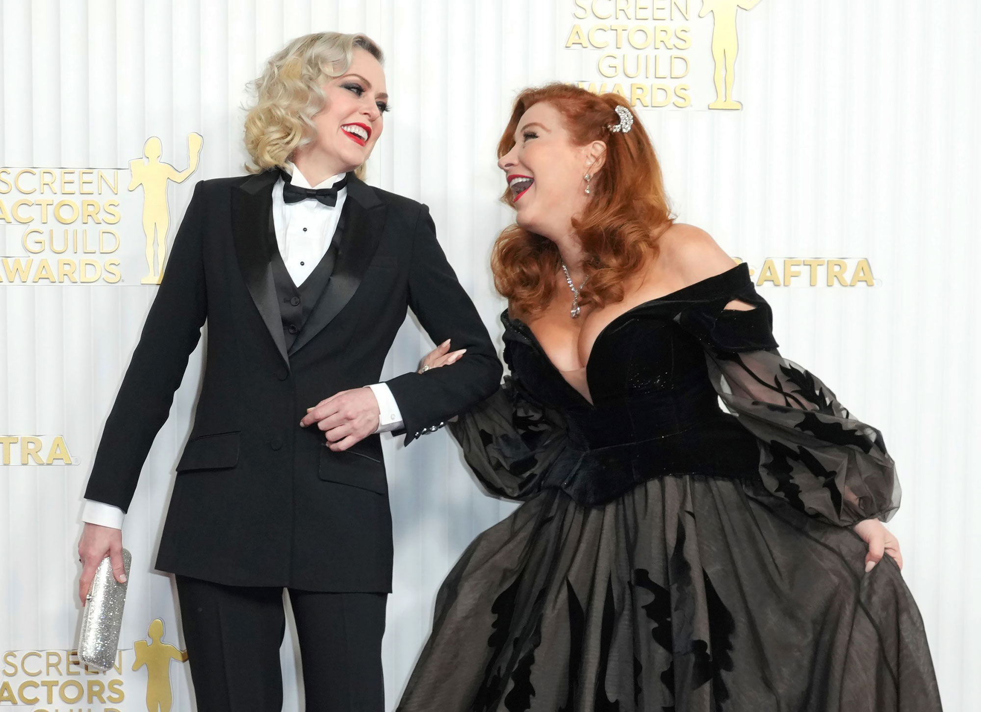 Best Costar Reunions at Awards Shows Elaine Hendrix and Lisa Ann Walter