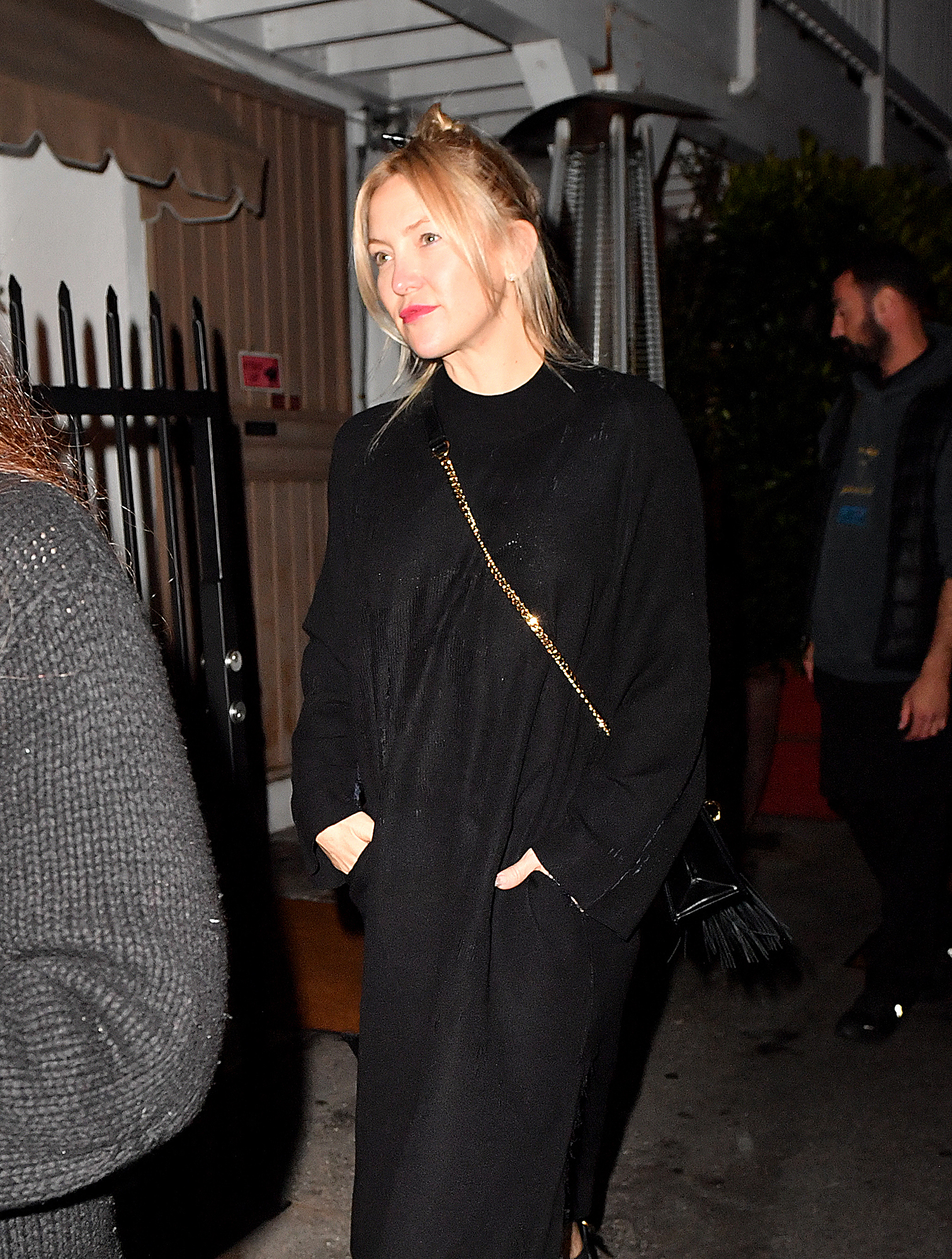 kate-hudson-black-dress