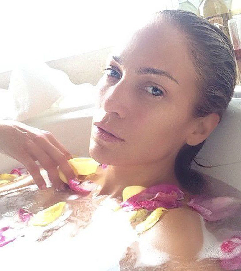 Jennifer Lopez’s Sexiest Selfies of All Time