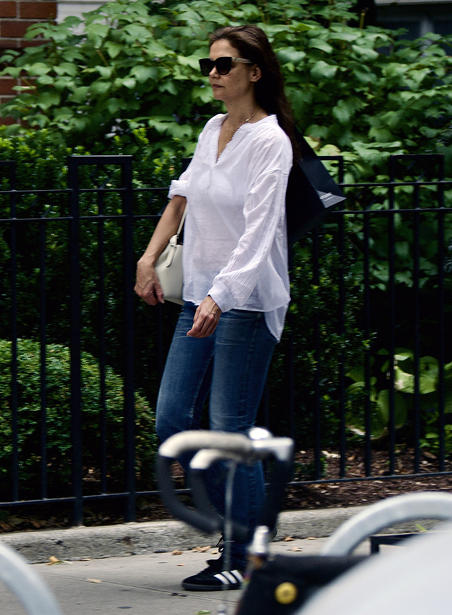 katie-holmes-lightweight-top-2