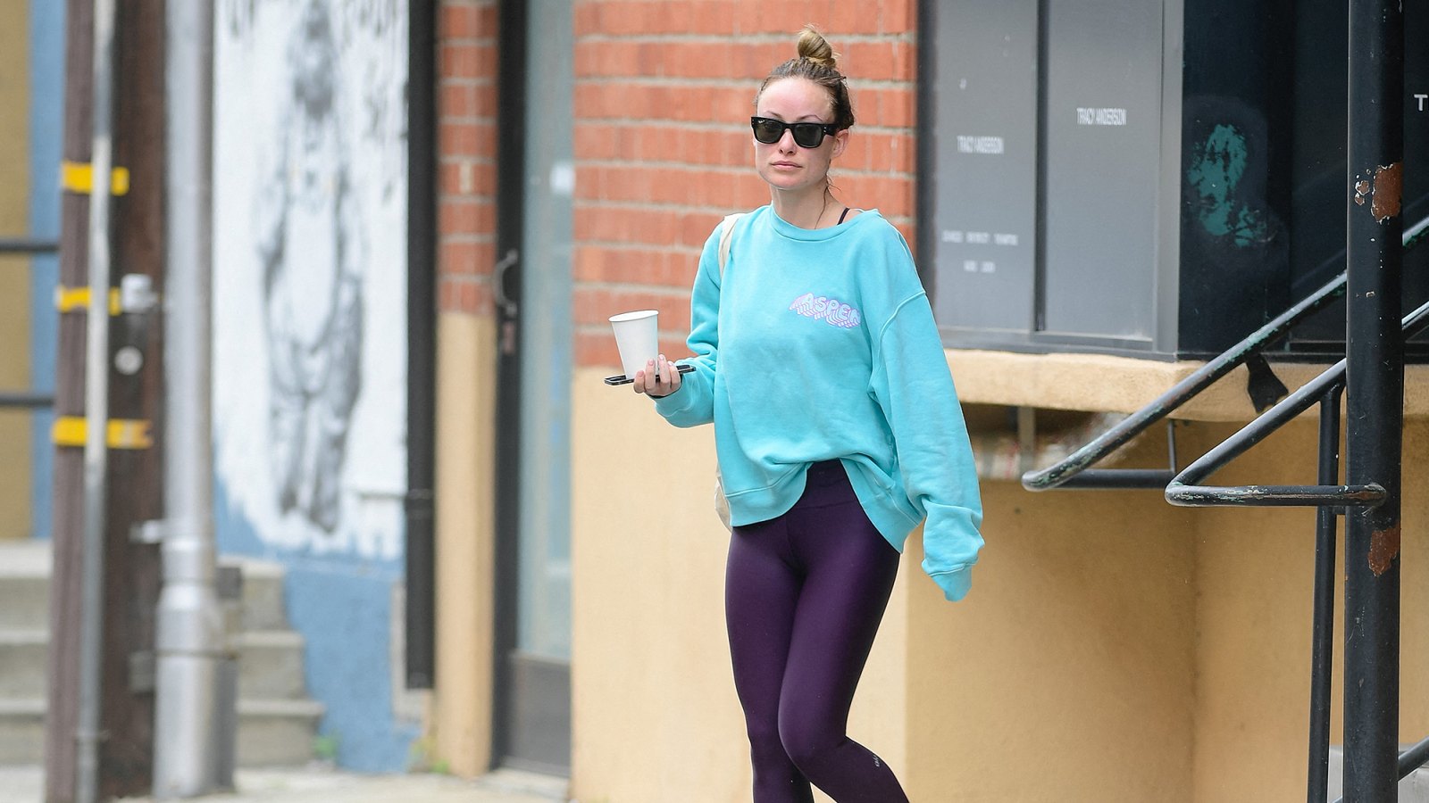 olivia-wilde-plum-leggings