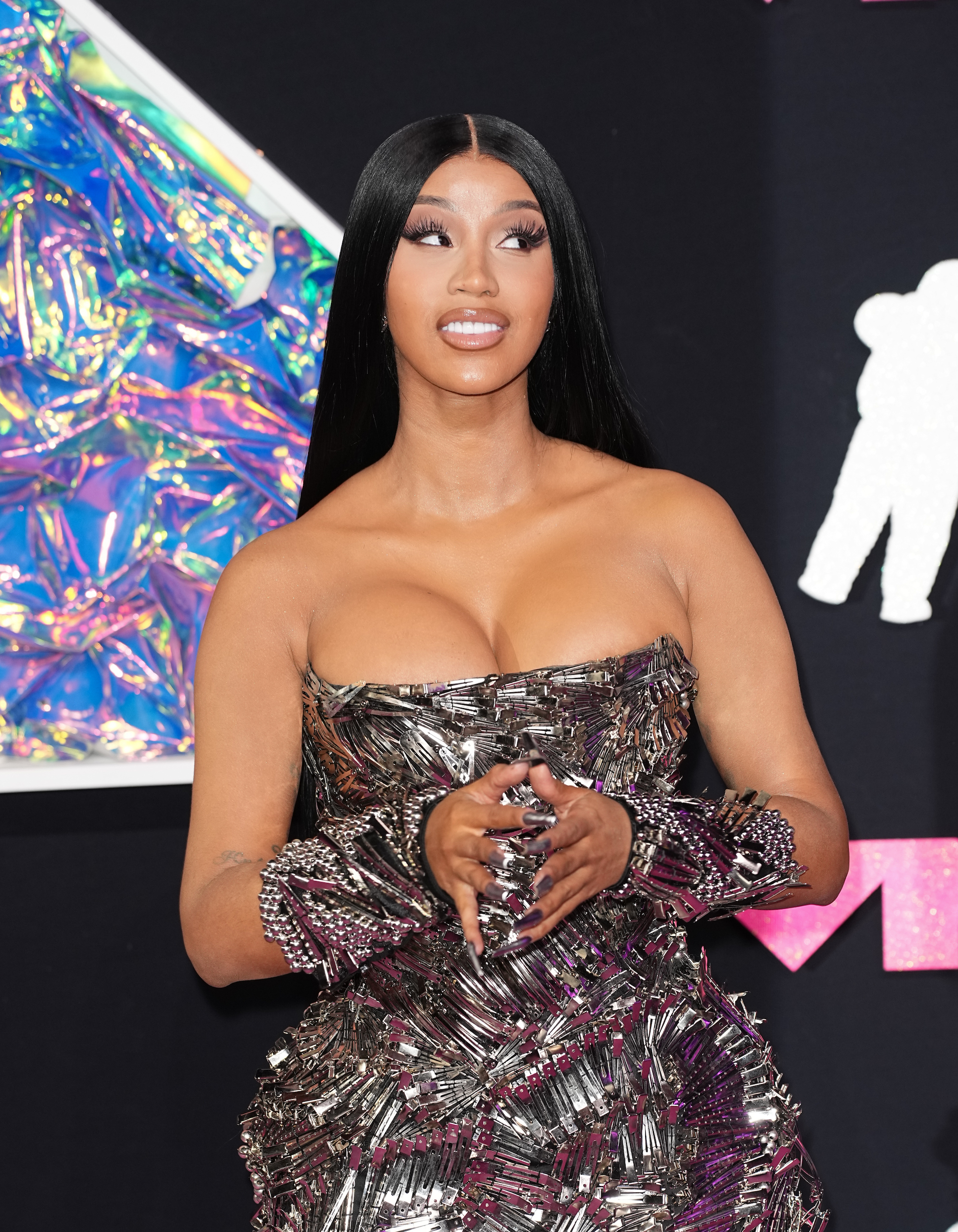Cardi Bs Makeup Artist Successfully Tailors Rappers Dress Using TikTok Hack on a Plane