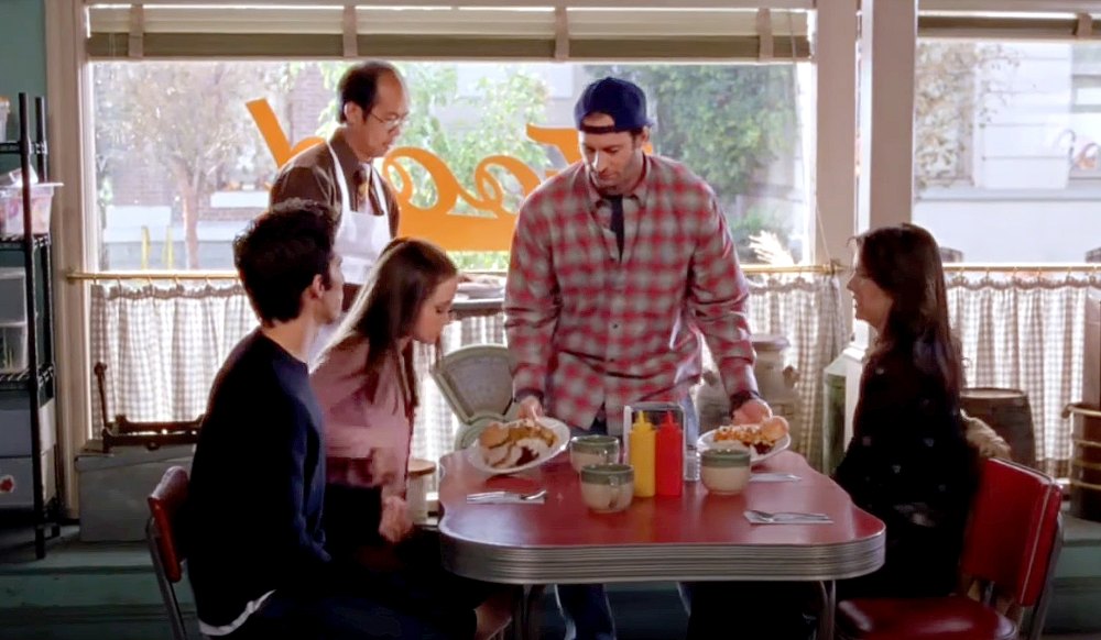 Best ‘Gilmore Girls’ Episodes to Watch in the Fall — Including Festive Thanksgiving Scenes