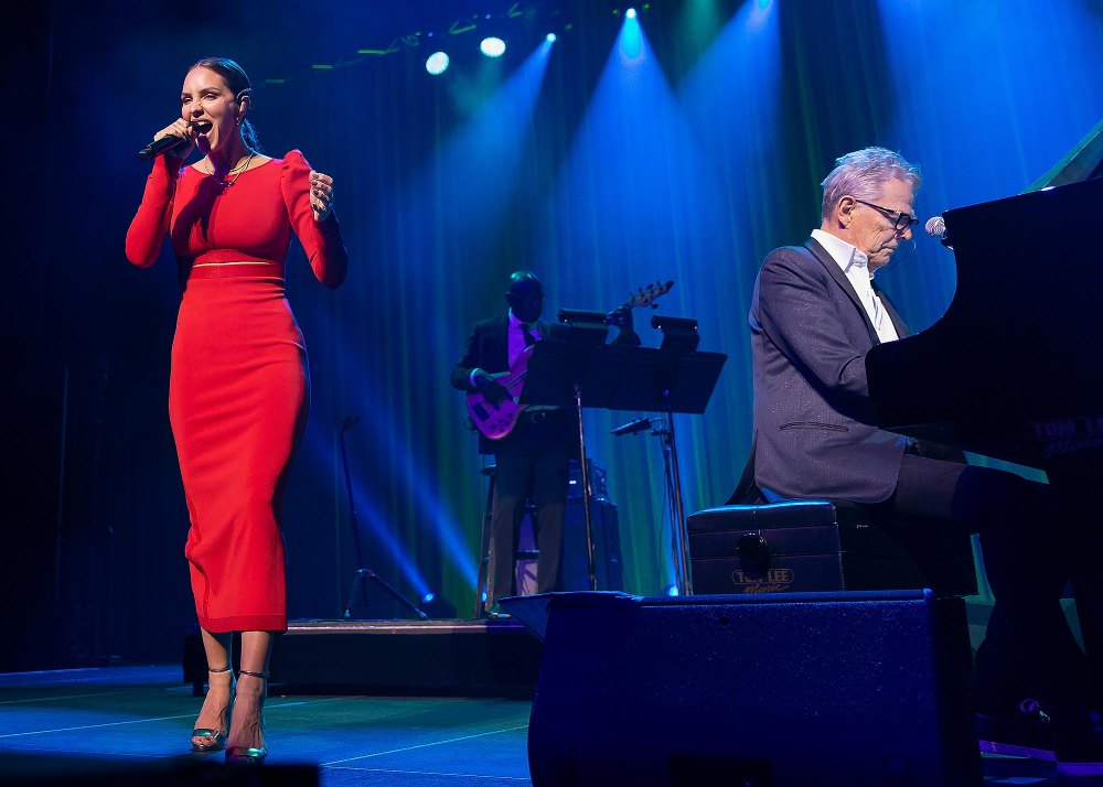 Katharine McPhee and David Foster Perform Romantic Holiday Duet at Macy’s Thanksgiving Day Parade