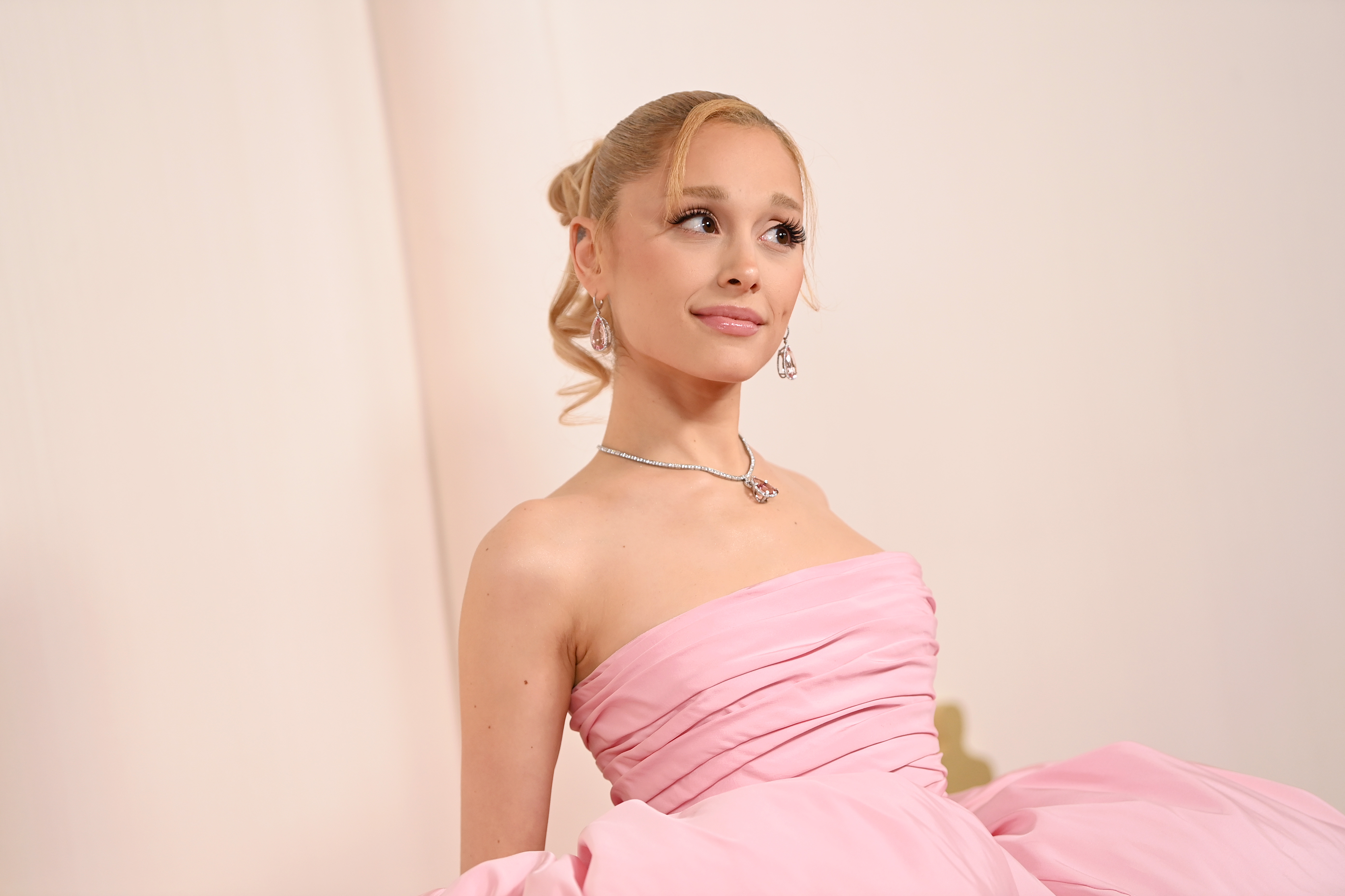 Ariana Grande asiste a la entrega del Oscar 2024.