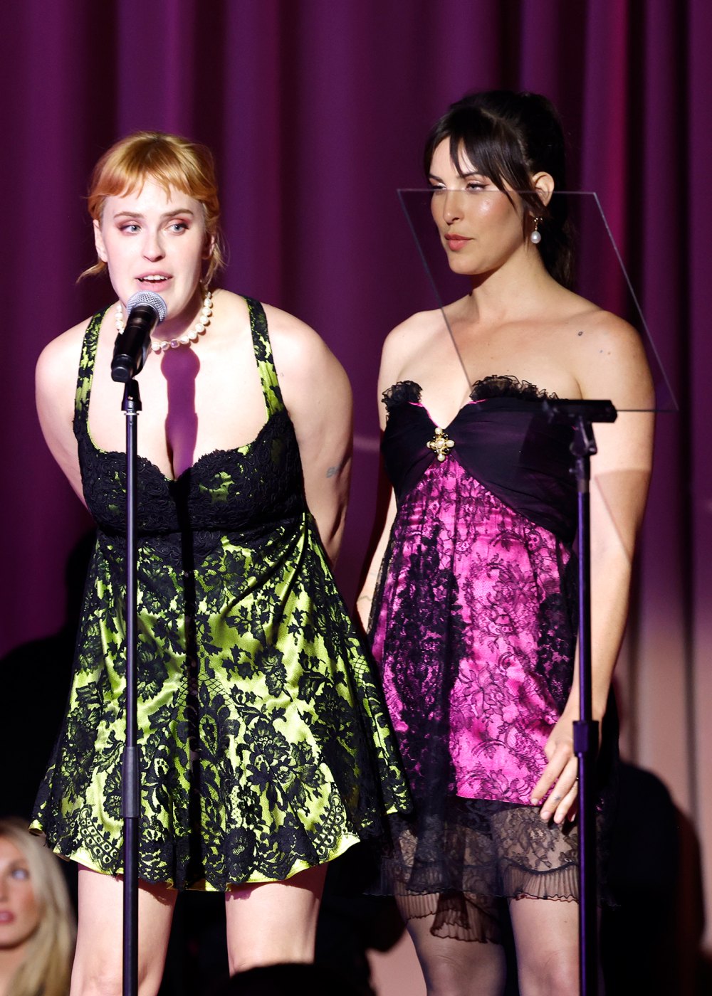 Scout y Tallulah Willis se coordinan con vestidos lenceros de encaje y perlas en los Fashion Trust Awards