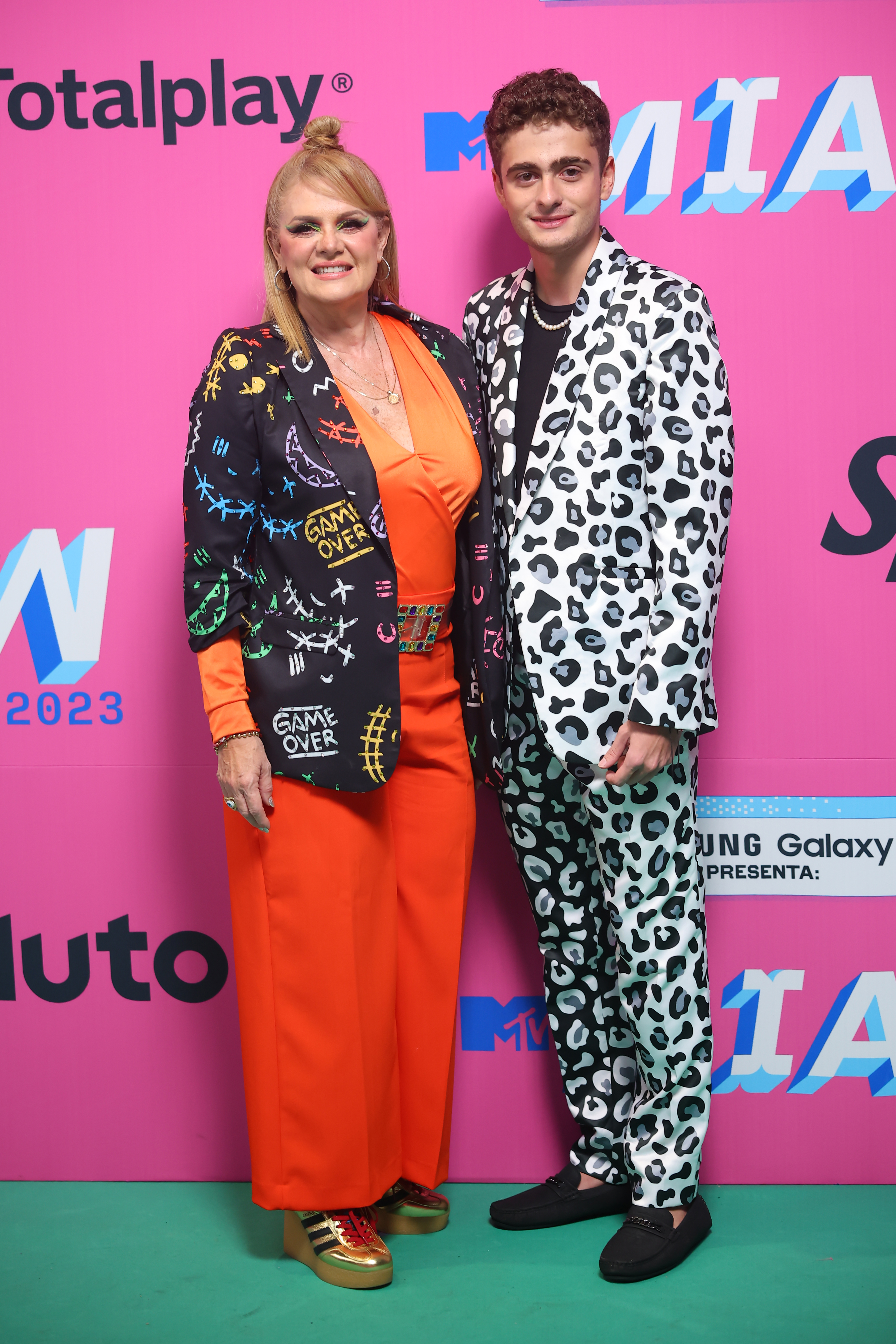 La actriz mexicana Erika Buenfil y su hijo Nicolás