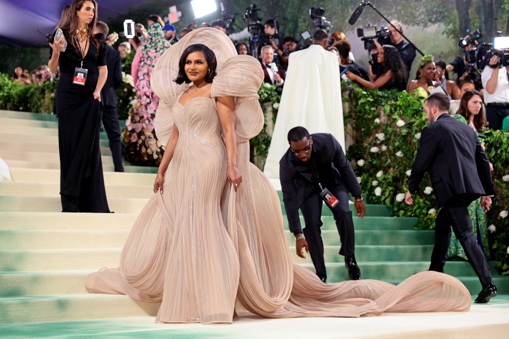 Met Gala 2024 Mindy Kaling Is a Melting Flower of Time