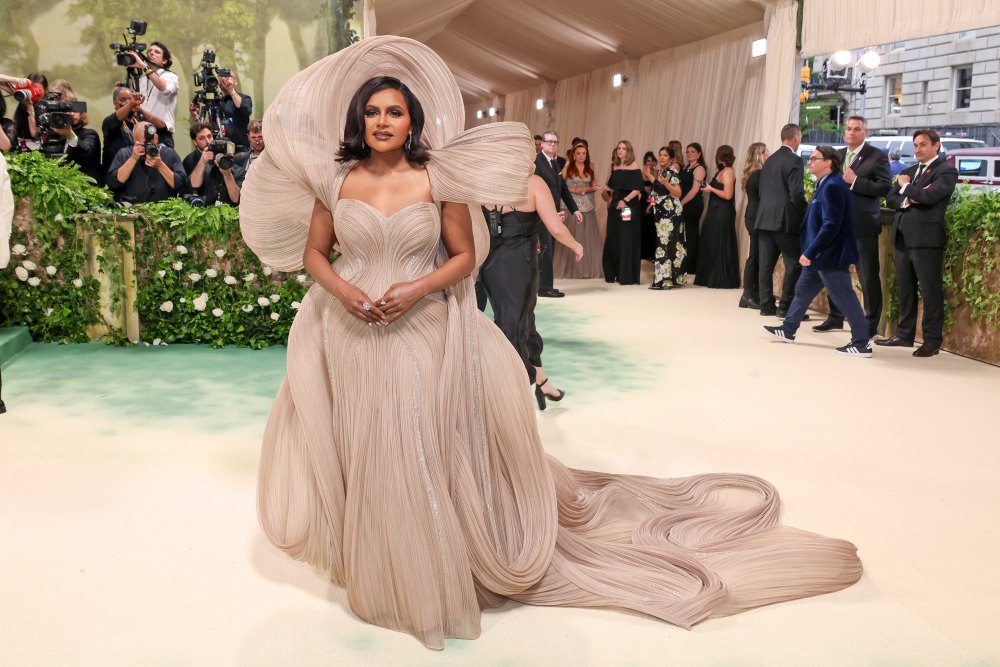 Met Gala 2024 Mindy Kaling Is a Melting Flower of Time