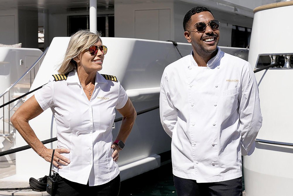 La capitana Sandy de Below Deck Med defiende al chef cuando se niega a levantarse de noche para preparar comida