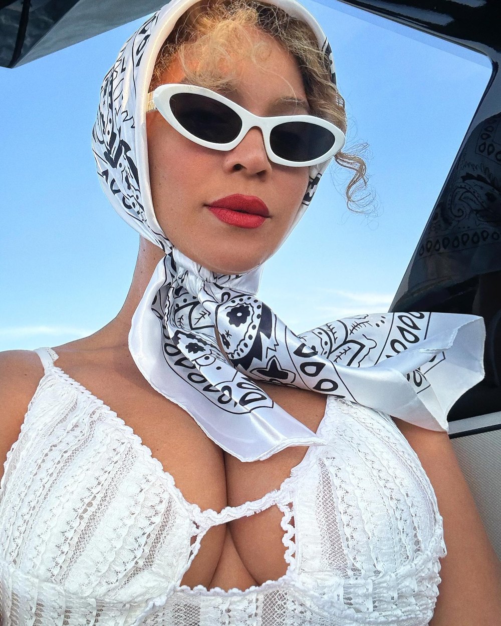 Beyonce Shows Off Her Chic Vacation Fashion With Jay Z