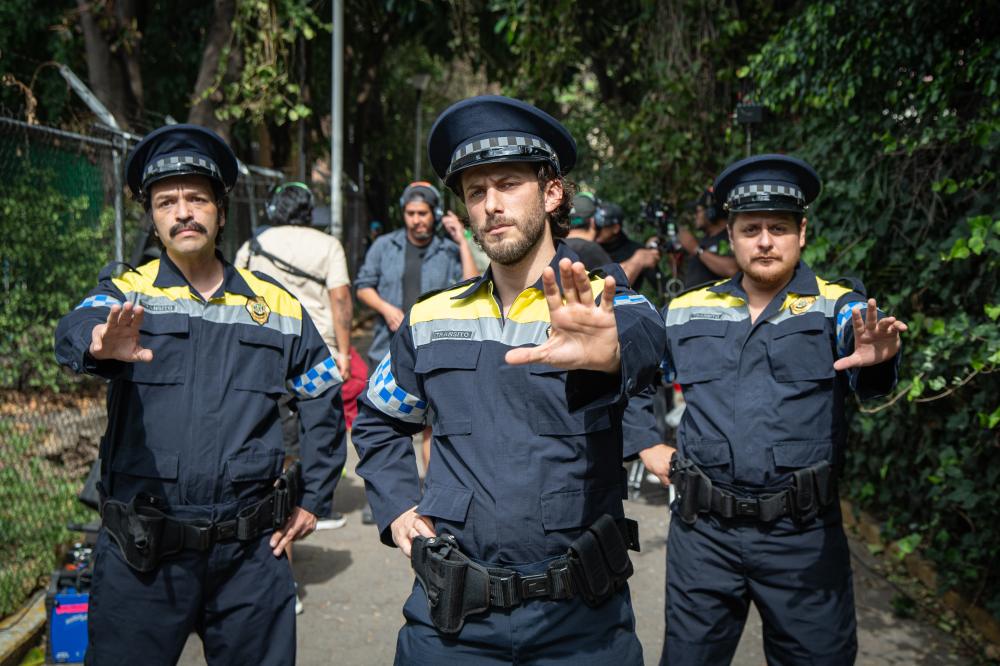 Sebastián Zurita en la serie "Profe infiltrado" (VIX)