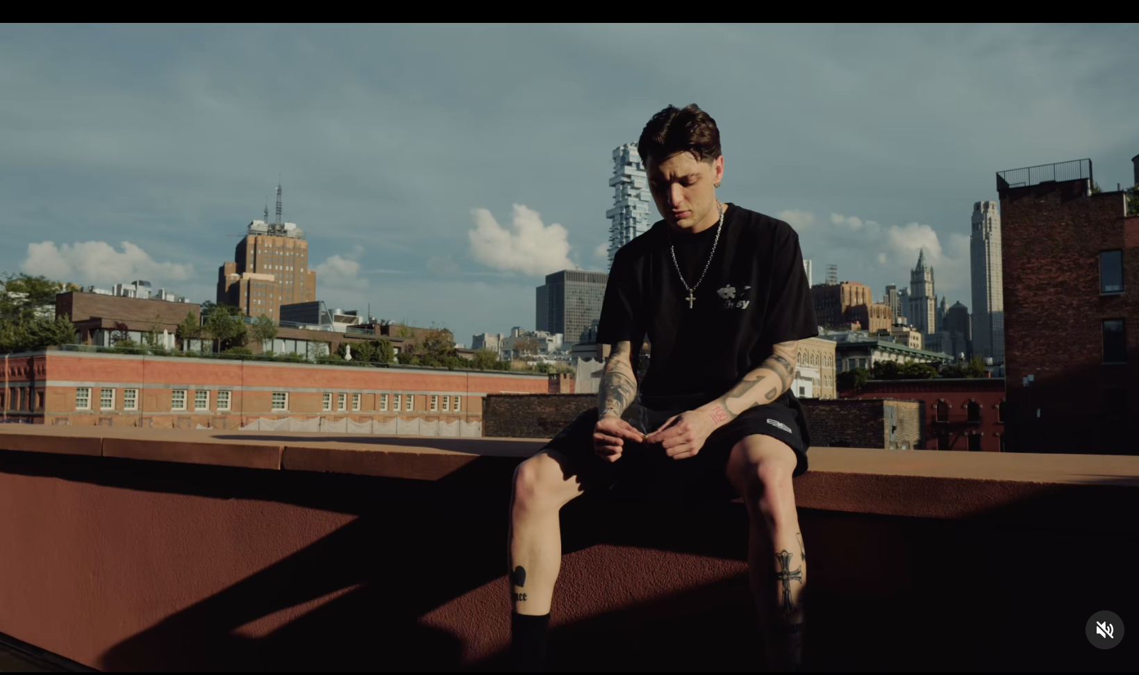 Peso Pluma estrena nuevo look