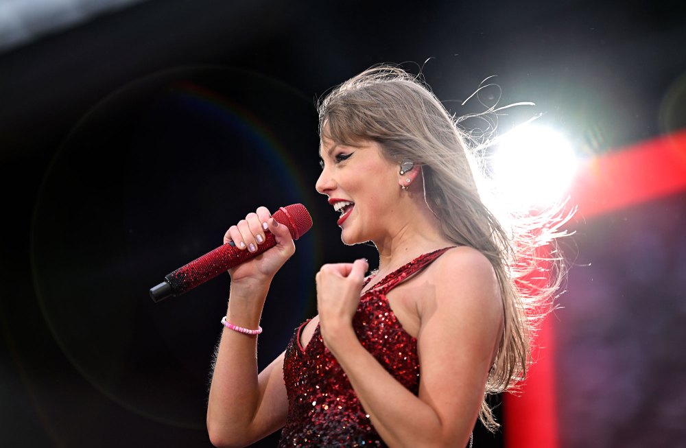 Taylor Swift vio la ceremonia de entrega de anillos de los Kansas City Chiefs por transmisión en vivo después del concierto de Eras en Liverpool 2