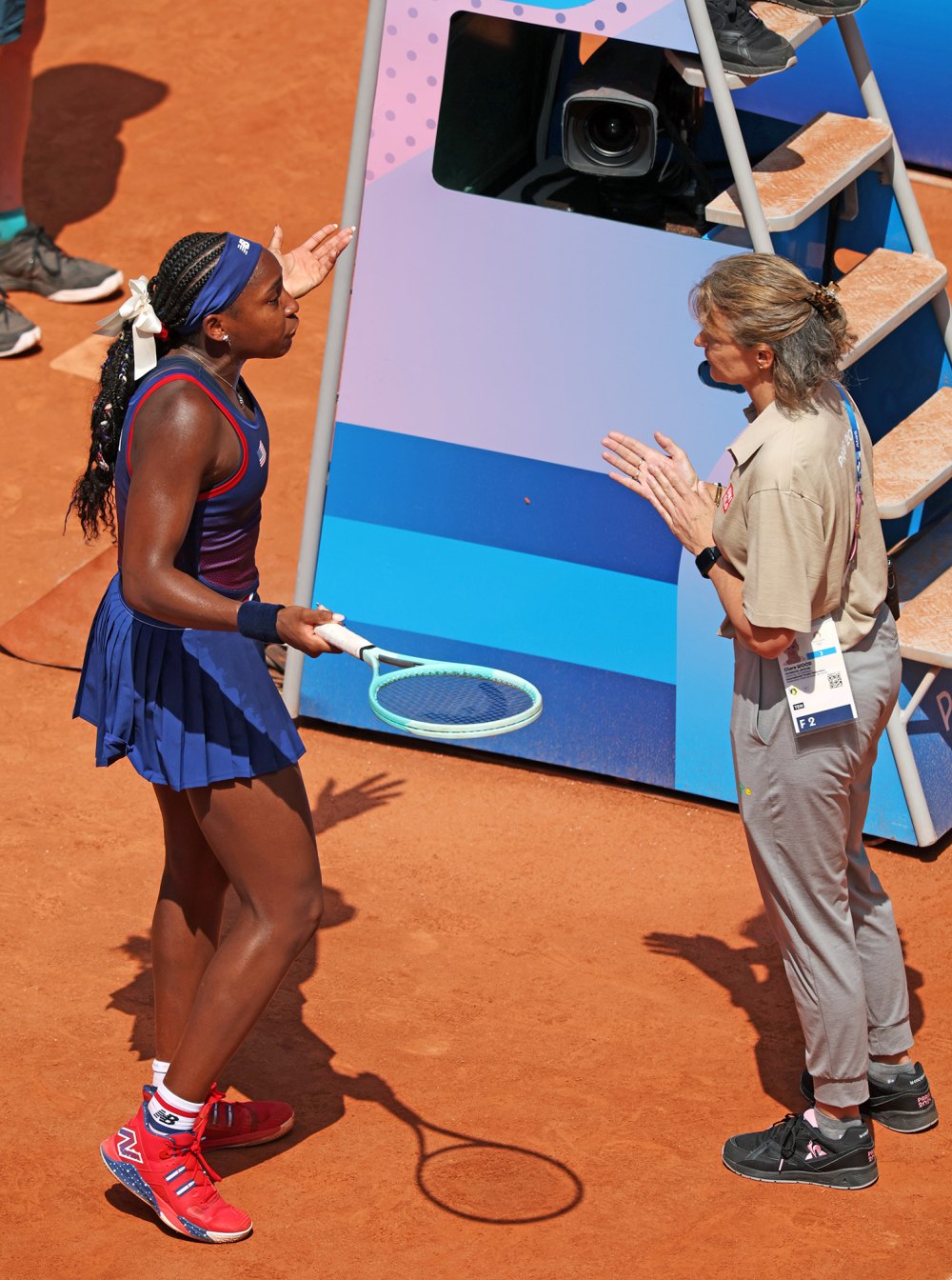 Coco Gauff llora ante el árbitro antes de perder en tenis individual en los Juegos Olímpicos