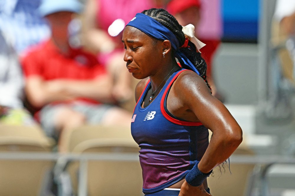 Coco Gauff llora ante el árbitro antes de perder en tenis individual en los Juegos Olímpicos