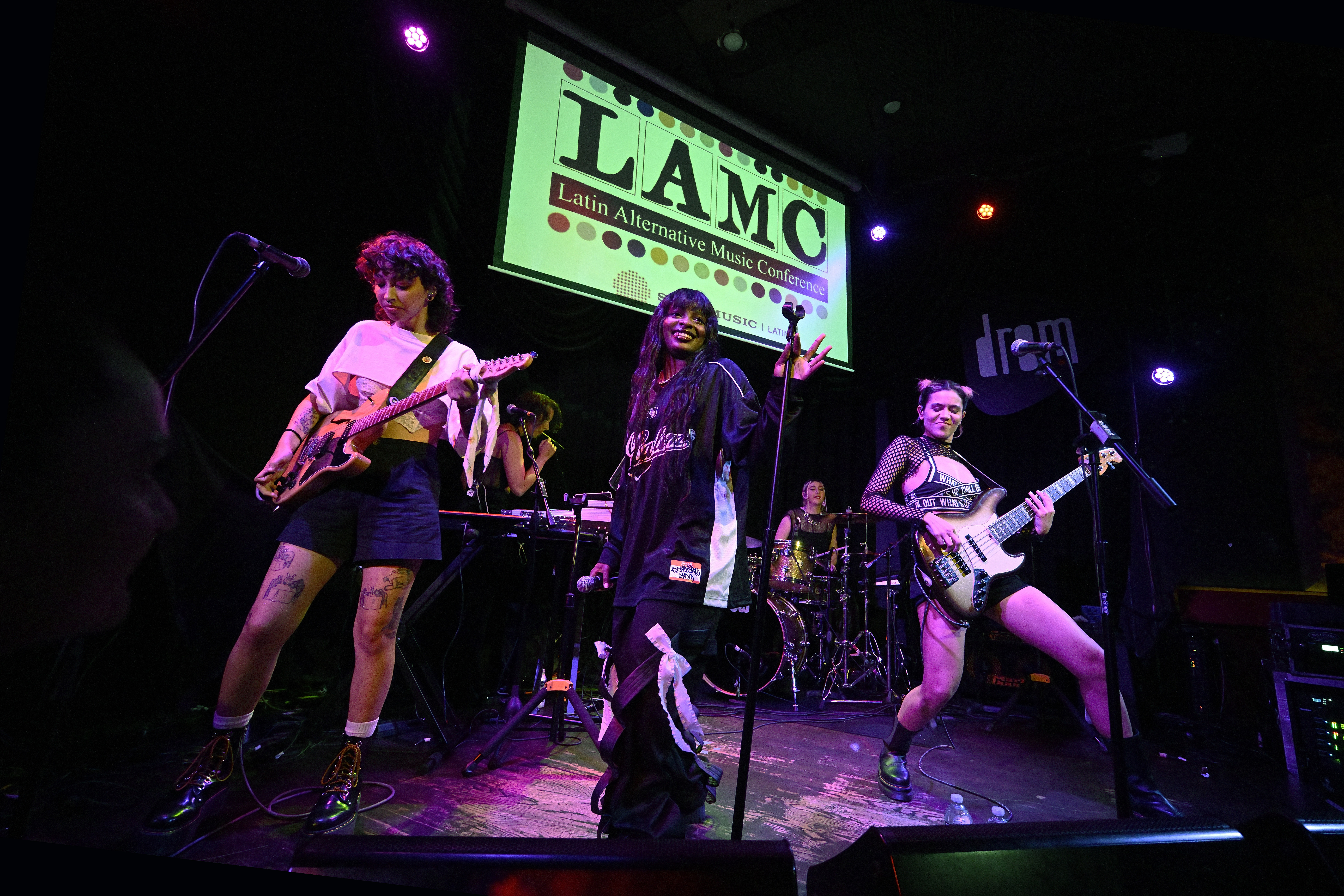 Ceci, Vedala y Aldana, integrantes de DARUMAS en el LAMC: Sony Music Latin Showcase, en Nueva York.
