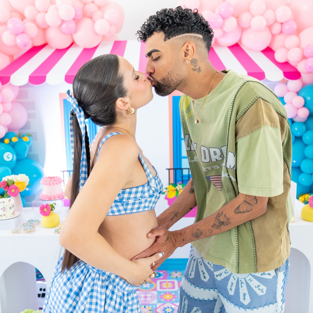 Zhamira y Jay Wheeler en el festejo del baby shower de su primera hija Aiunii