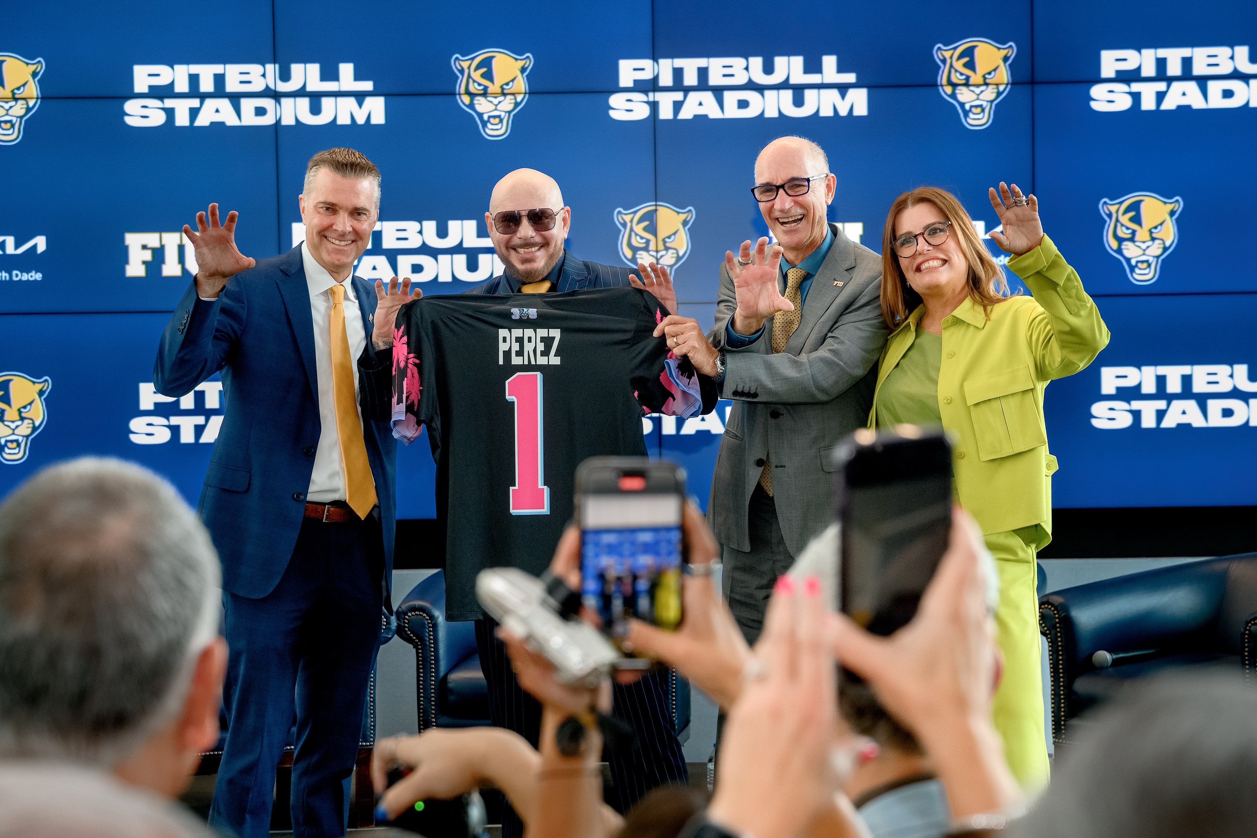 Scott Carr, Pitbull, Kenneth Jessell, y Lucy Benedetti en FIU, Miami, Florida.