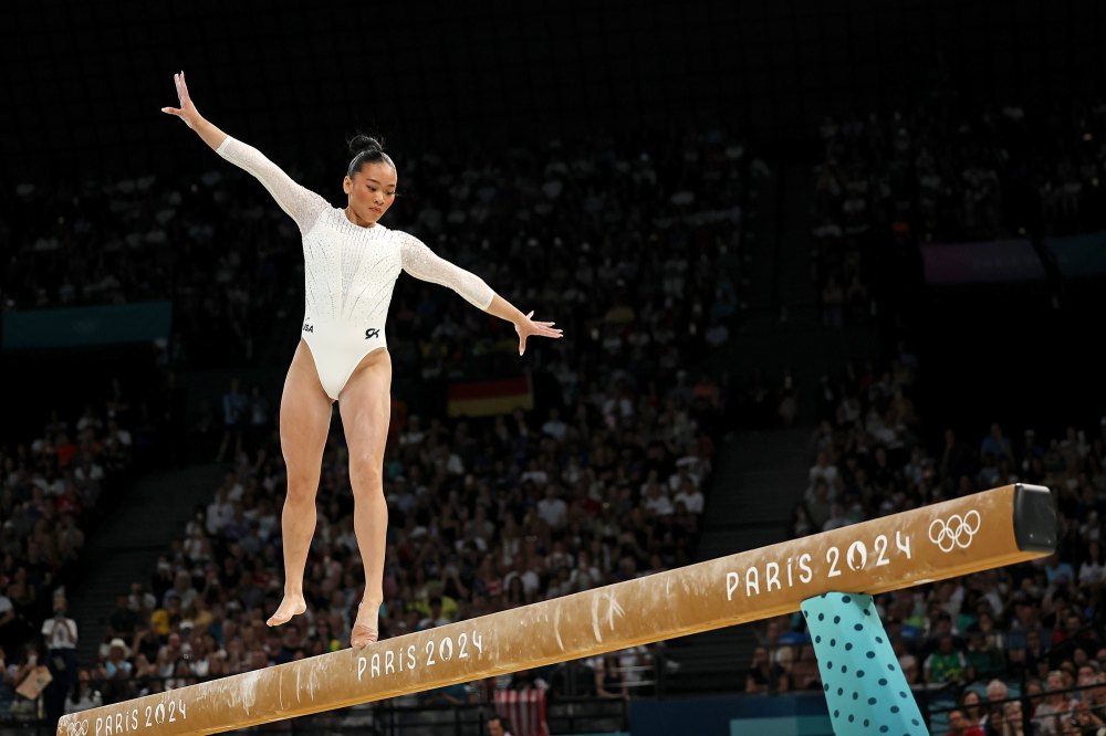 Simone Biles y Suni Lee se caen de la barra de equilibrio durante las finales de los Juegos Olímpicos 2024